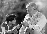 Foto de un niño y su abuelo pescando.