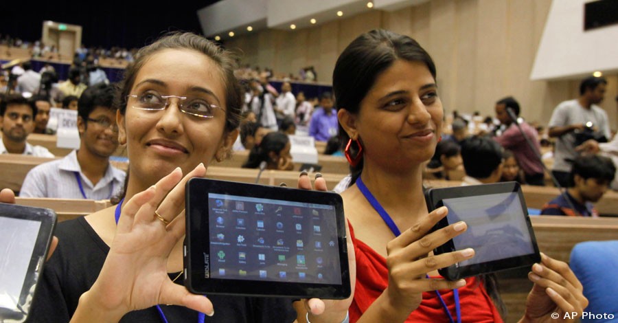 Female Indian students pose with tablet computers in New Delhi, India, Oct. 5, 2011. [AP File Photo]