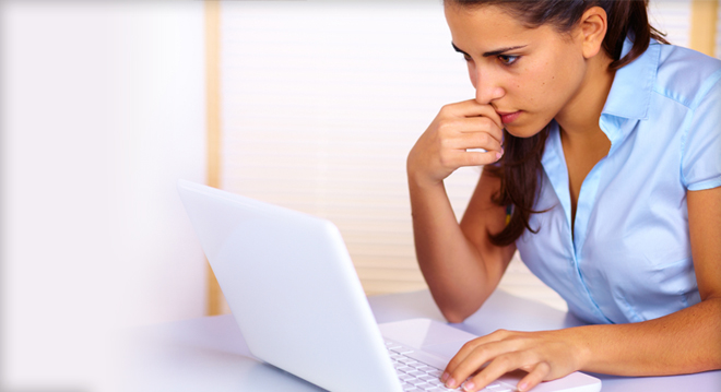 Mujer en una computadora portátil mirando el sitio web del NSOPW