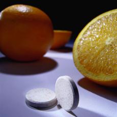 Fotografía de naranjas y suplementos de vitamina C