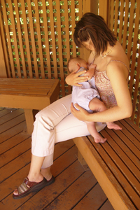 woman-breastfeeding-in-public