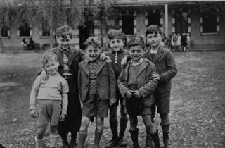 ایسفالٹ میں میسن ڈیس پوپلس ڈے لا نیشن یتیم خانے میں یہودی پناہ گزین بچے۔