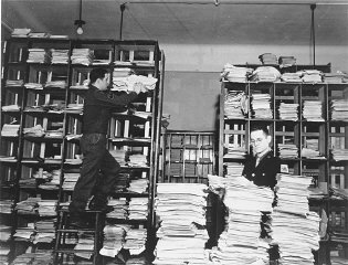 امریکی فوج کا عملہ جرمن دستاویزات کو ترتیب دے رہا ہے۔