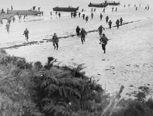 برطانوی فوجی ڈی۔ ڈے کے دن نارمنڈی کے ساحلوں پر اُتر رہے ہیں۔ یہ یورپ میں جرمن فوجوں کے خلاف دوسرا محاذ قائم کرنے کیلئے اتحادی فوجوں کی طرف سے فرانس پر حملے کا آغاز تھا۔
