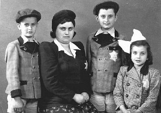 ہنگری کے ایک یہودی خاندان کے ارکان کی تصویریں۔