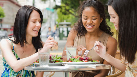Mujeres comiendo una ensalada
