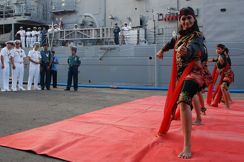 Traditional Reog Ponorogo dancers welcome the crew of USS Vandegrift (FFG 48) to Surabaya. 