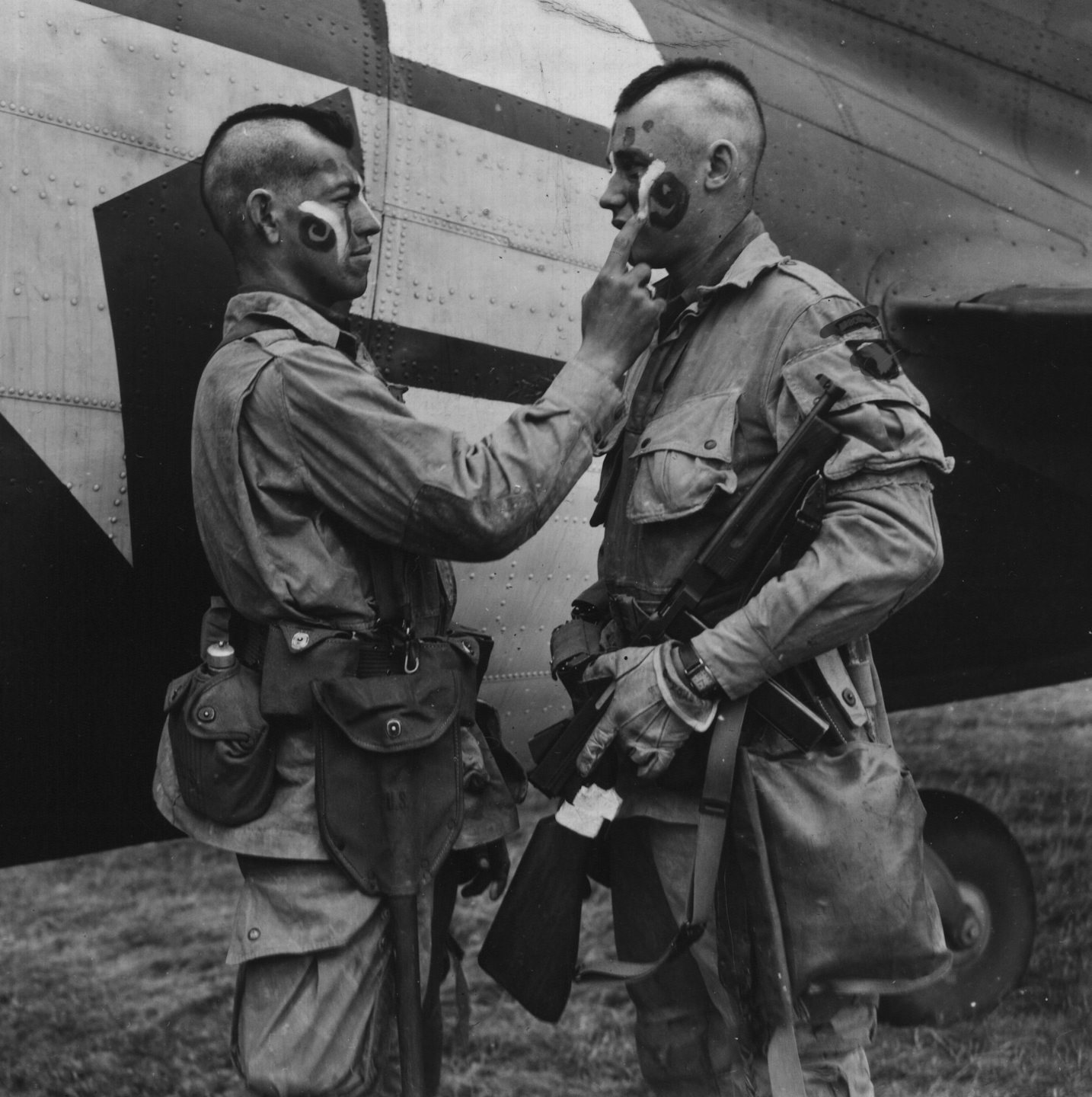 Paratroopers apply war paint