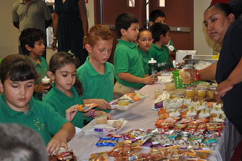 Children select a few healthy options for lunch.
