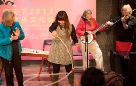 A performance by Marcy Marxer, Cathy Fink and Barbara Lamb in Chengdu, Sichuan.