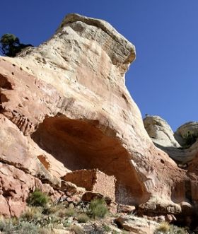 Saddlehorn Pueblo along the Sand Canyon trail