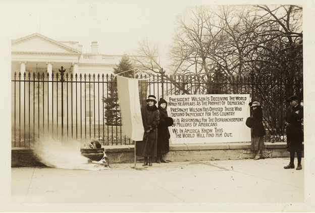 Party watchfires burn outside White House, Jan. 1919 .  (   Library of Congress)