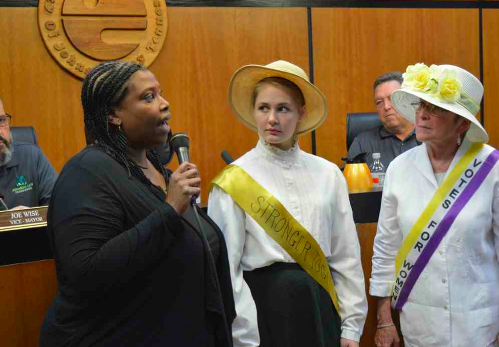 Historic figures from women's suffrage movement stop by Johnson City