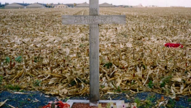 A cross, left in Comines-Warneton (Saint-Yvon, Warneton) in Belgium in 1999, to celebrate the site of the Christmas Truce during the First World War in 1914. The text reads: 1914 – The Khaki Chum’s Christmas Truce – 1999 – 85 Years – Lest We Forget.
