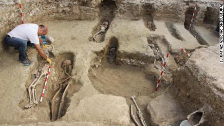 An ancient Islamic necropolis containing more than 400 bodies has been excavated in northeast Spain. More than 400 tombs have been discovered in the 8th century cemetery in the town of Tauste, near Zaragoza in Aragon.