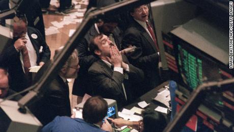 A trader (c) on the New York Stock Exchange looks at stock rates 19 October 1987 as stocks were devastated during one of the most frantic days in the exchange&#39;s history.  The Dow Jones index plummeted over 200 points in record trading. / AFP PHOTO / MARIA BASTONE        (Photo credit should read MARIA BASTONE/AFP/Getty Images)