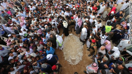 Mourners gather around the grave of Saudi Arabia&#39;s King Abdullah bin Abdulaziz al Saud at the Al-Oud cemetery in Riyadh on January 23, 2015. Thousands gathered in Riyadh to pay their respects to King Abdullah, a cautious reformer who succeeded in securing broader freedoms in the conservative kingdom but fell short in gaining greater independence for women. 