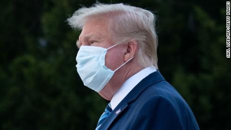 US President Donald Trump wears a facemask as he leaves Walter Reed Medical Center in Bethesda, Maryland heading to Marine One on October 5, 2020, to return to the White House after being discharged. - Trump announced Monday he would be &quot;back on the campaign trail soon&quot;, just before returning to the White House from a hospital where he was being treated for Covid-19.