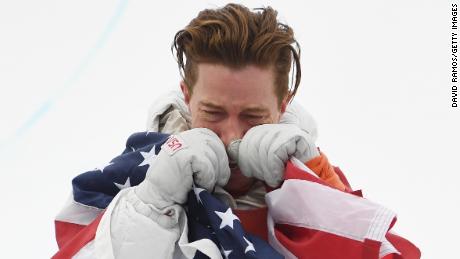 PYEONGCHANG-GUN, SOUTH KOREA - FEBRUARY 14:  Gold medalist Shaun White of the United States poses during the victory ceremony for the Snowboard Men&#39;s Halfpipe Final on day five of the PyeongChang 2018 Winter Olympics at Phoenix Snow Park on February 14, 2018 in Pyeongchang-gun, South Korea.  (Photo by David Ramos/Getty Images)