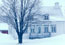 Una casa cubierta con nieve